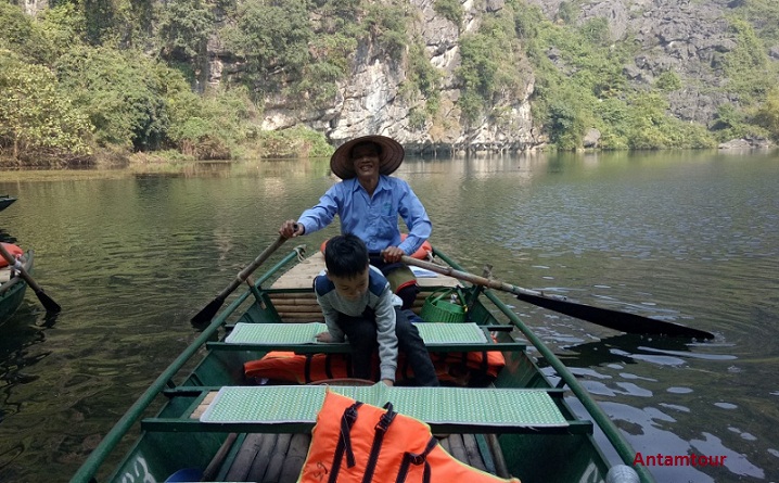 Câu chuyện bên những chiếc đò ở Tràng An