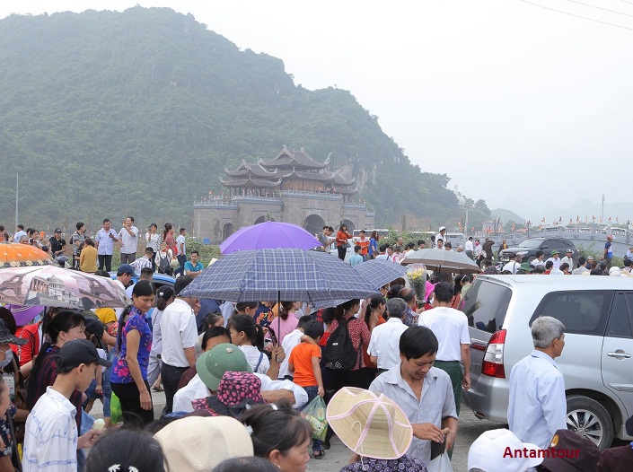 Đầu năm, chùa Tam Chúc vẫn thu hút đông đảo du khách tham quan mặc dù vẫn chưa hoàn thành xây dựng.