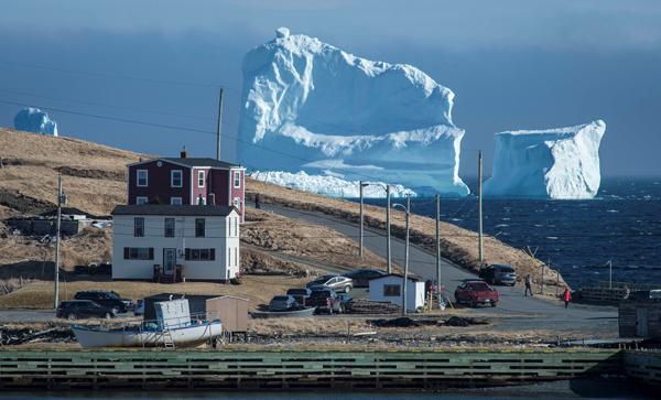 Băng trôi đầu tiên của năm nay đã cập bến Newfoundland, Canada (Hình ảnh)