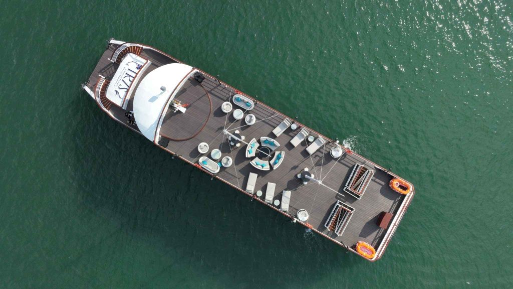 Tổ chức sự kiện và tiệc cưới trên du thuyền Iris Cruise trong 1 ngày với giá ưu đãi hấp dẫn.