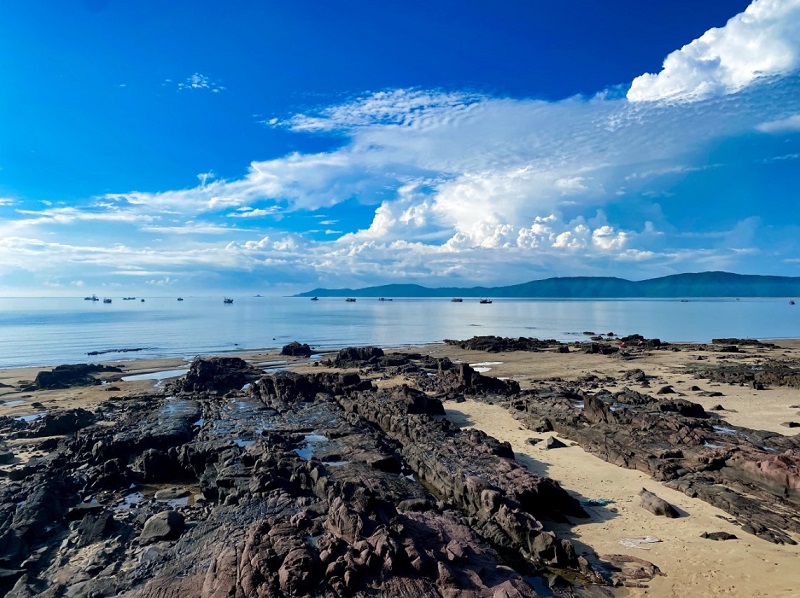 10 bãi biển Quảng Ninh đẹp nhất nổi tiếng năm 2025