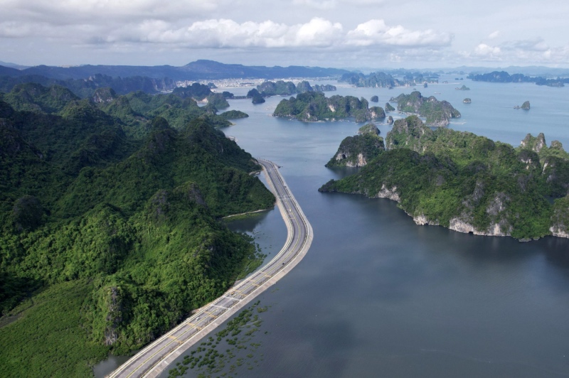 Top 6 bãi biển đẹp nhất Hạ Long không thể bỏ lỡ [2025]