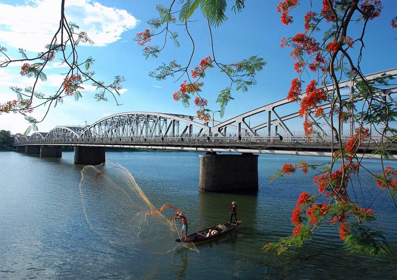 Đánh giá về Cầu Tràng Tiền: Đẹp, cổ kính và lý tưởng để sống ảo
