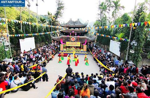 Những Đền Chùa Cầu Duyên và May Mắn Nổi Tiếng Nhất Tại Việt Nam