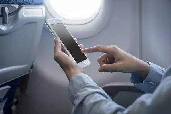 Tương lai có thể sử dụng điện thoại trên máy bay, Trung Quốc có thể gỡ bỏ lệnh cấm sử dụng điện thoại trên máy bay.