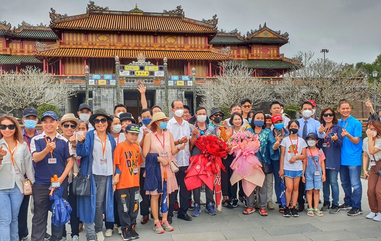 Huế chào đón đoàn 600 khách khởi đầu cho mùa du lịch hè 2022.