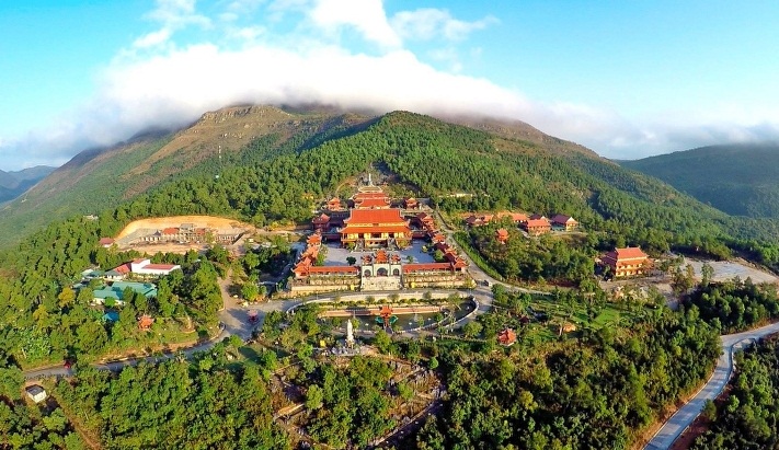 CHÙA BA VÀNG TRONG SẮC HOA XUÂN