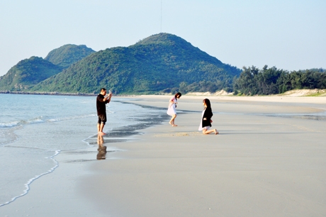 Du lịch đến bãi biển hoang sơ nhất Vịnh Bắc Bộ
