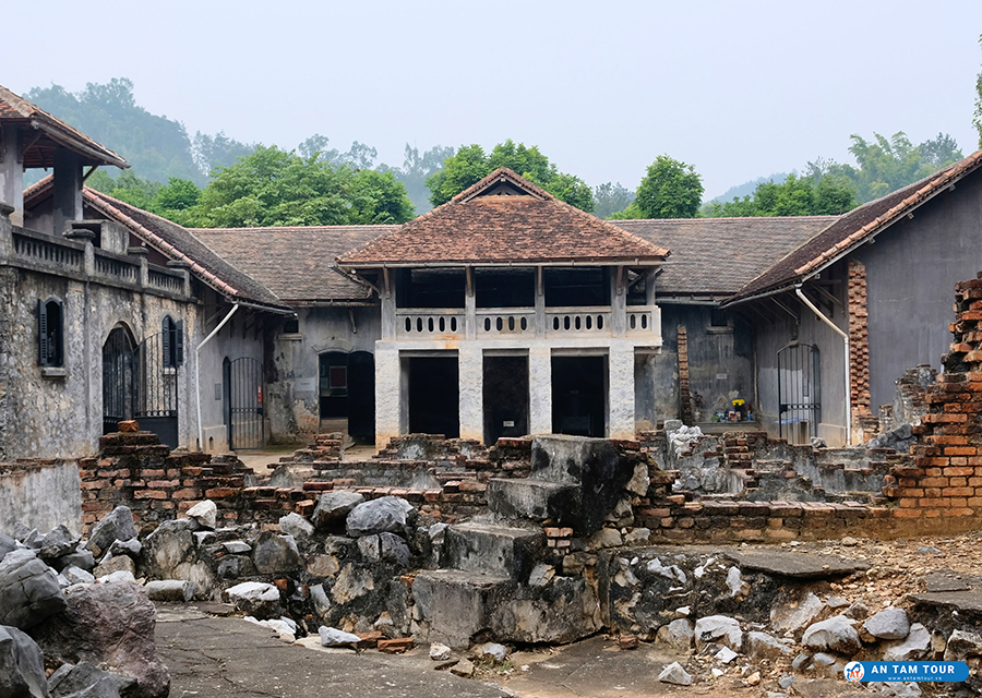 Tham quan nhà tù Sơn La – nơi được xem là địa ngục trần gian trong thời kỳ thuộc địa Pháp.