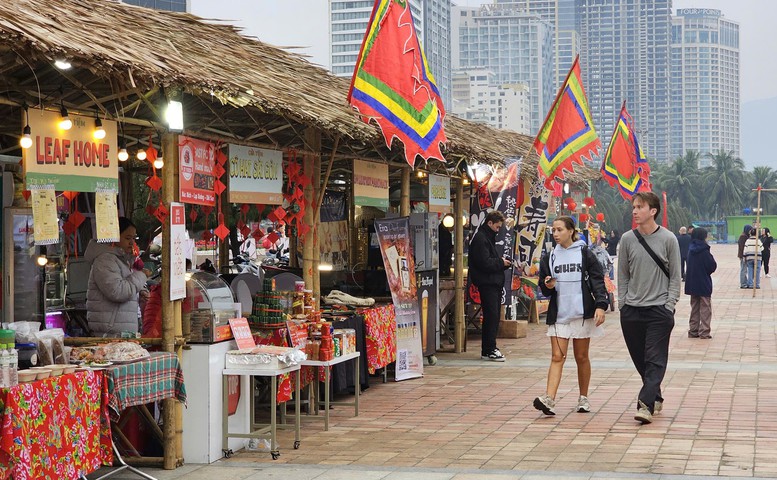 Du khách phấn khởi khám phá Tết Việt Nam
